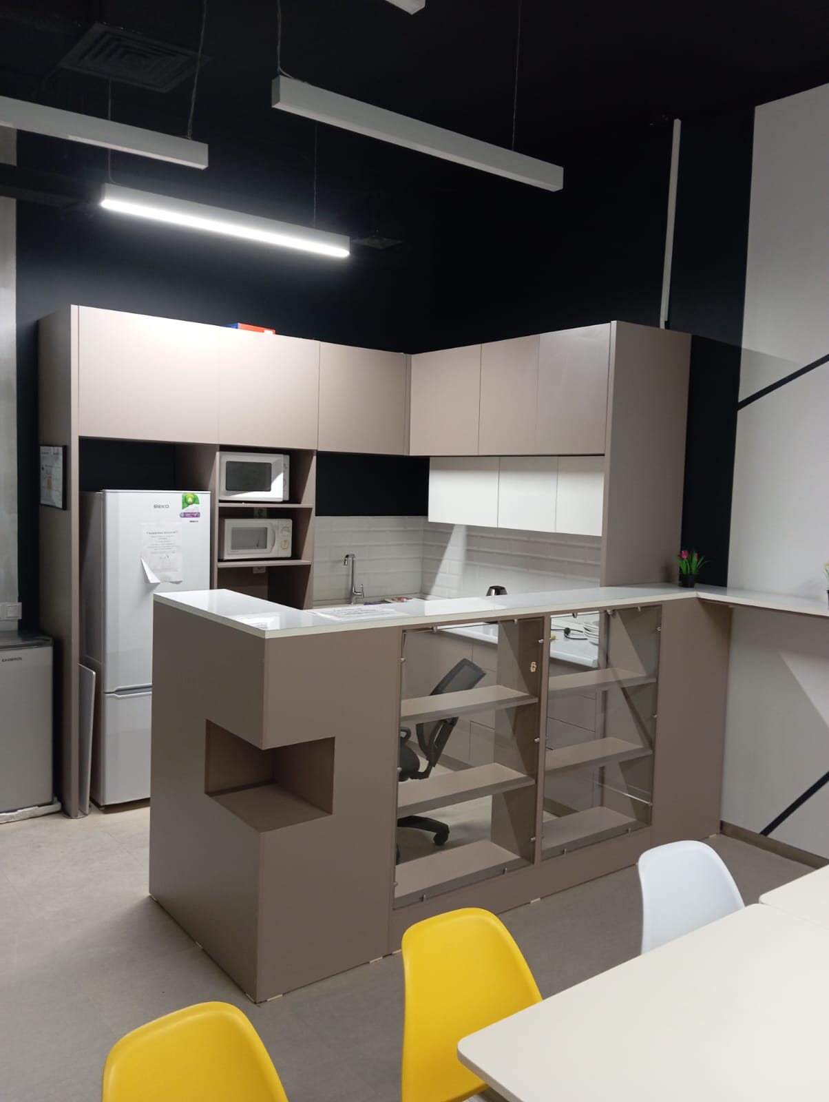 «Транстелеком» АҚ Астана қаласы, Қабанбай батыр даңғылы, 28 мекенжайы бойынша, 3-қабатта орналасқан, ауданы 6,5 м2 болатын буфетті жалға береді.